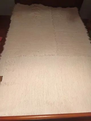 3 alfombras de tela beige y blancas