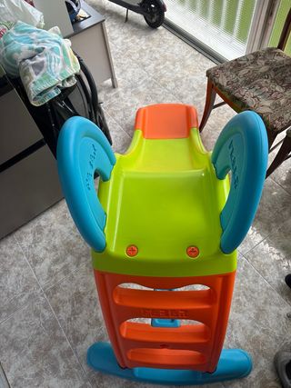Tobogán infantil verde y naranja