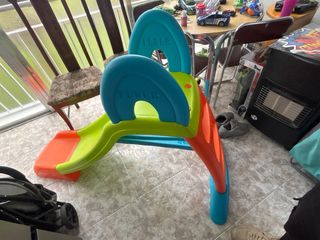 Tobogán infantil verde y naranja