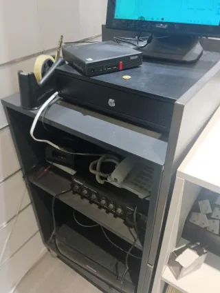 Mostrador gris y blanco