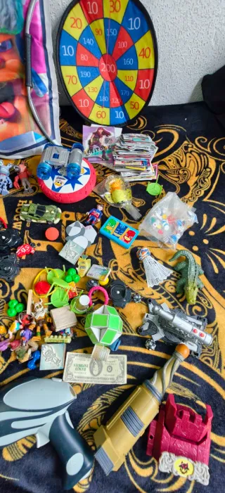 Lote de varios juguetes.