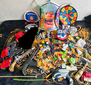 Lote de varios juguetes.