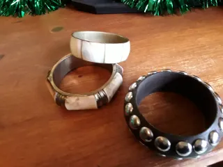 Lote 3 Pulseras Nacar, Metal y Madera