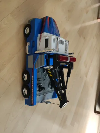 Grúa de juguete con mandos