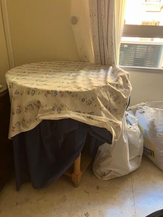 Mesa redonda de madera con mantel - regalo