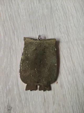 Colgante búho metálico con corazón