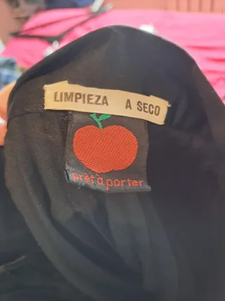 Falda negra plisada con cierre lateral