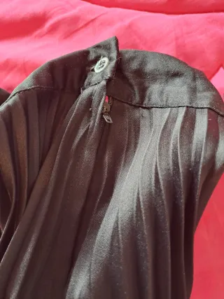 Falda negra plisada con cierre lateral