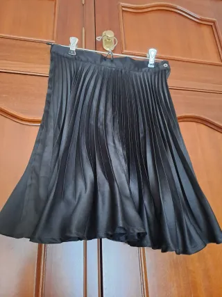 Falda negra plisada con cierre lateral