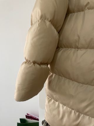 Abrigo acolchado beige con capucha