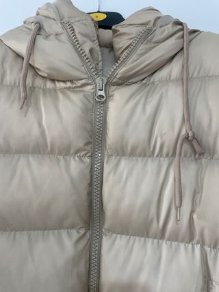Abrigo acolchado beige con capucha