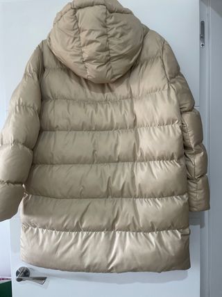Abrigo acolchado beige con capucha