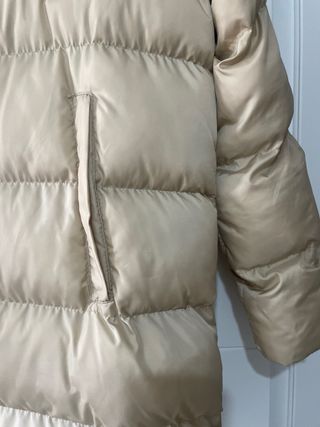 Abrigo acolchado beige con capucha