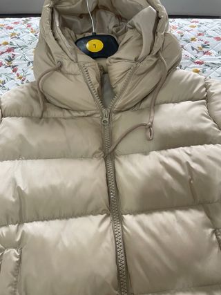 Abrigo acolchado beige con capucha