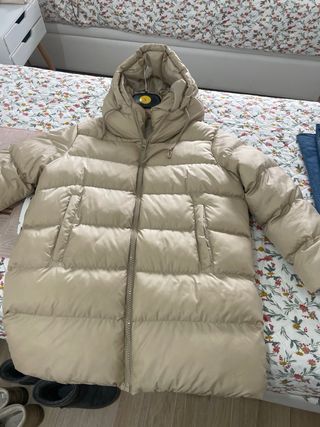 Abrigo acolchado beige con capucha