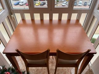 Mesa de comedor de madera
