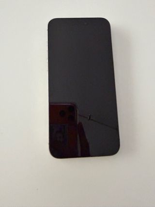 iPhone 15 Pro Max Gris con Funda Amarilla