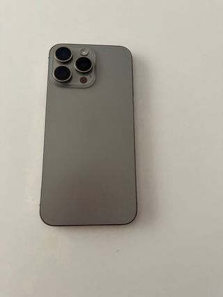 iPhone 15 Pro Max Gris con Funda Amarilla