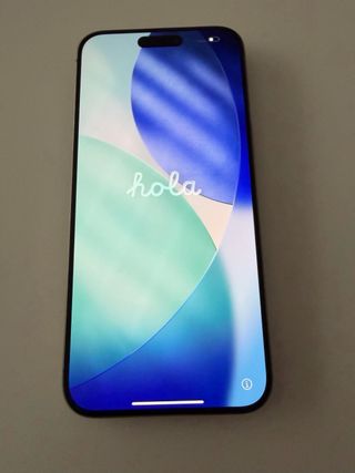 iPhone 15 Pro Max Gris con Funda Amarilla