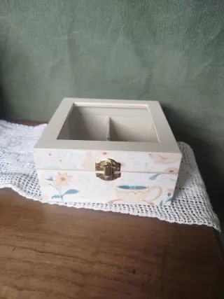 Caixa de chá decorada com flores