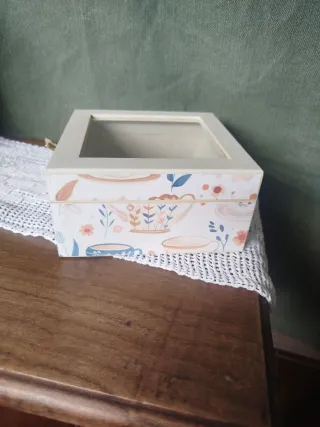 Caixa de chá decorada com flores