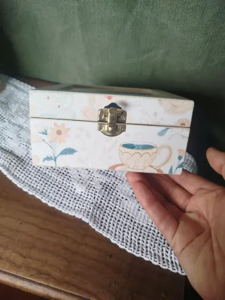 Caixa de chá decorada com flores