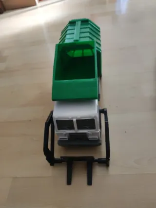 Camión de basura de juguete verde con mando