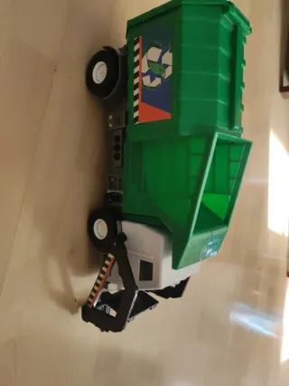 Camión de basura de juguete verde con mando
