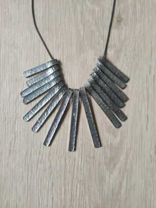 Colgante metálico moderno plateado