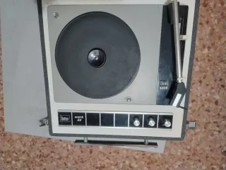 Lote de discos de vinilo, tocadiscos y radio