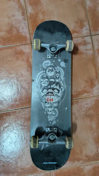 Skate con diseño de calaveras