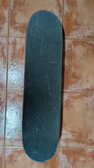 Skate con diseño de calaveras