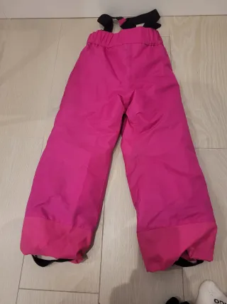 Pantalón de esquí rosa con tirantes y guantes