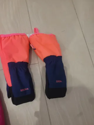 Pantalón de esquí rosa con tirantes y guantes