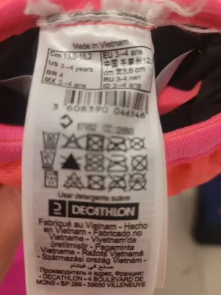 Pantalón de esquí rosa con tirantes y guantes