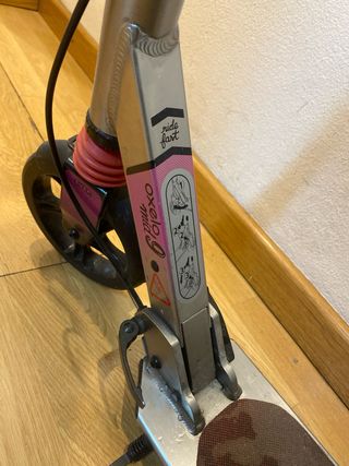 Patinete infantil rosa y negro con casco