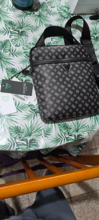 Bandolera Guess Original cambio por abrigo moncler