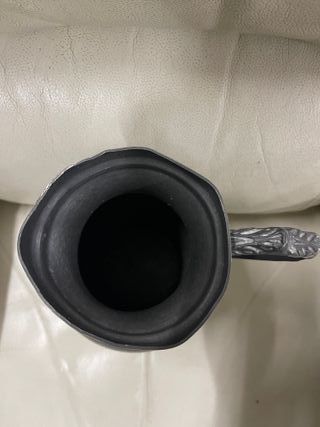 Jarra antigua plateada de estilo clásico