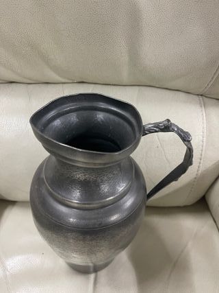 Jarra antigua plateada de estilo clásico