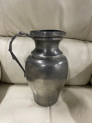 Jarra antigua plateada de estilo clásico