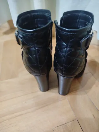 Botines negros con hebilla
