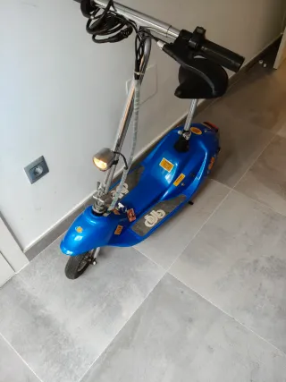 Patineta Eléctrica Azul con Asiento