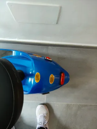 Patineta Eléctrica Azul con Asiento