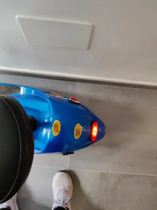 Patineta Eléctrica Azul con Asiento