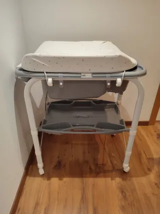 Bañera cambiador bebé con patas y ruedas.