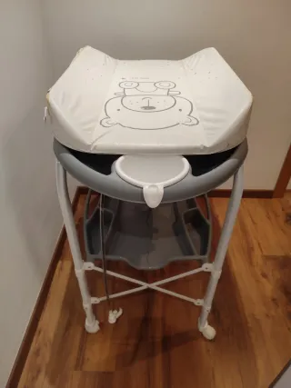 Bañera cambiador bebé con patas y ruedas.