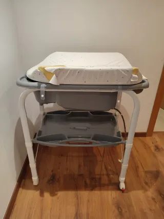 Bañera cambiador bebé con patas y ruedas.