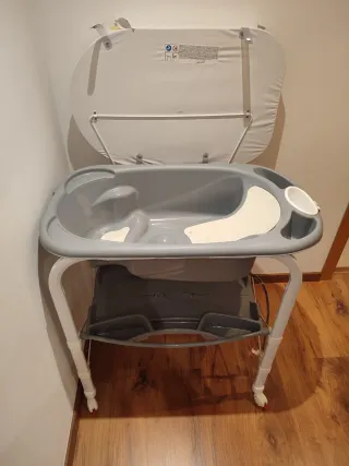 Bañera cambiador bebé con patas y ruedas.
