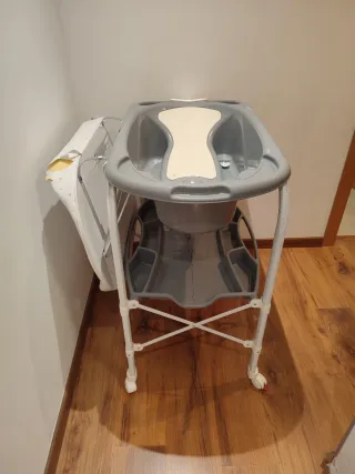 Bañera cambiador bebé con patas y ruedas.