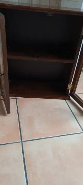 Mueble de madera oscuro